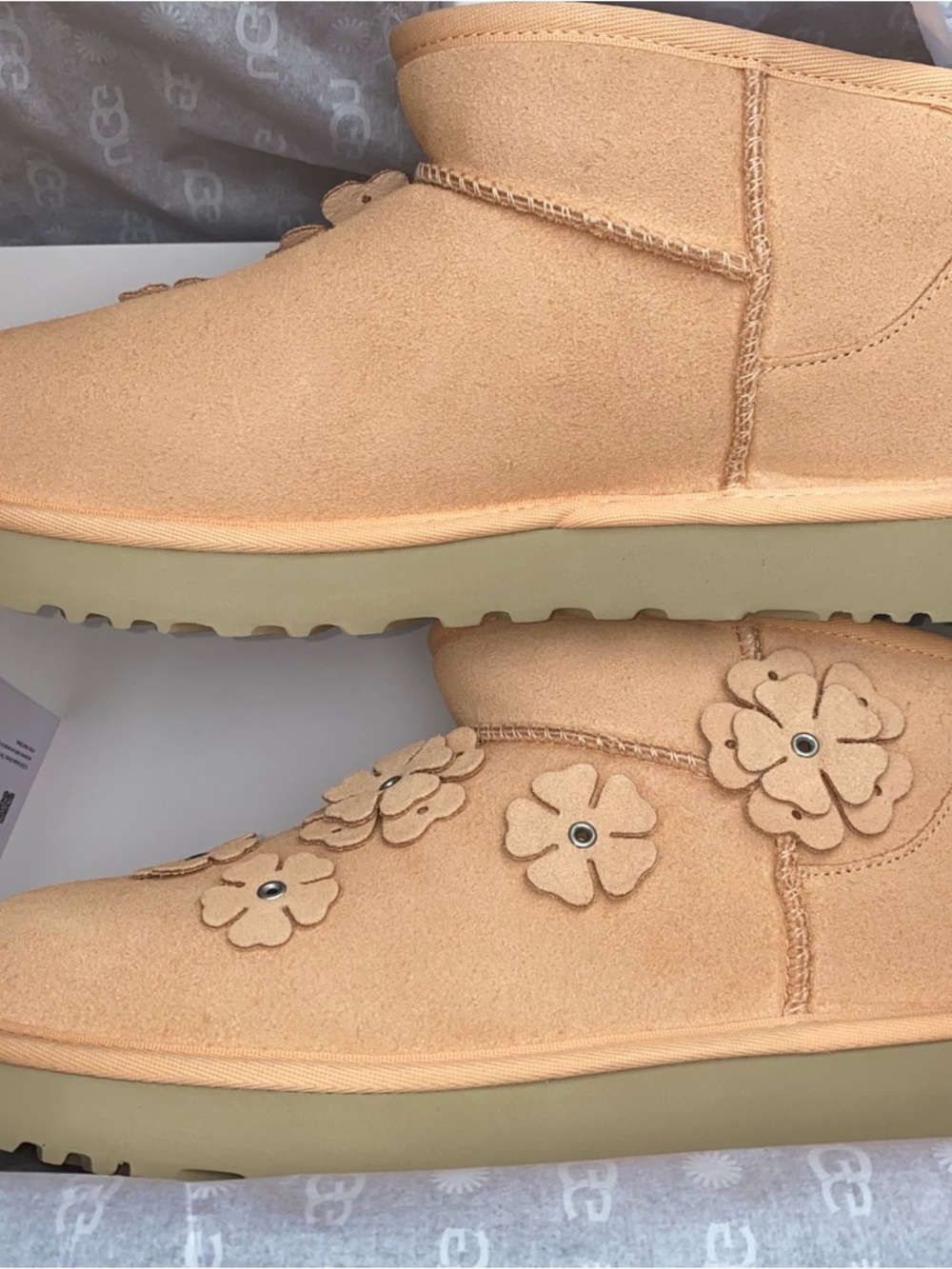 UGG Boots woman size 9 Floral New in box Truffle color - Picture 4 of 10